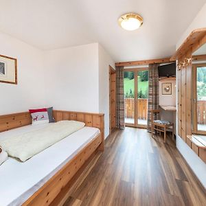 Zimmer mit Kingsize-Bett