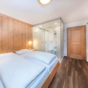 Zimmer mit Kingsize-Bett
